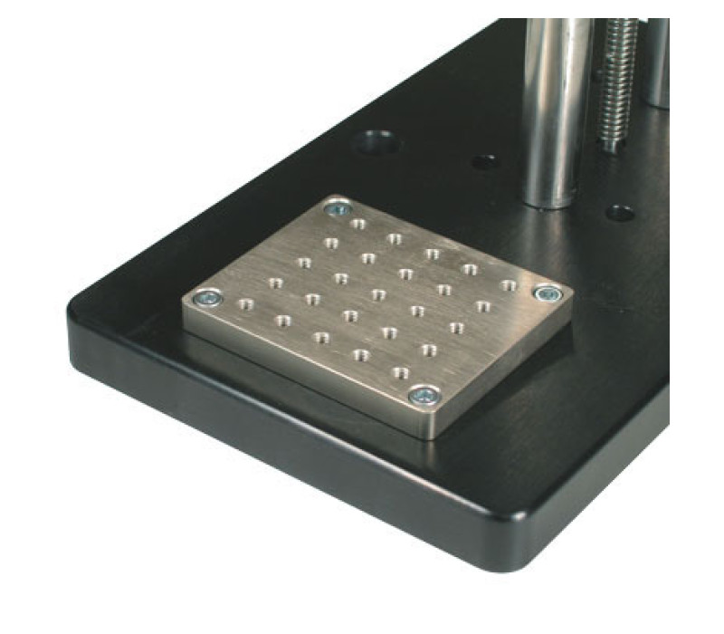 Optionele AC1060-montageplaat bevat een matrix van schroefdraadgaten voor grip- en adaptermontage.
