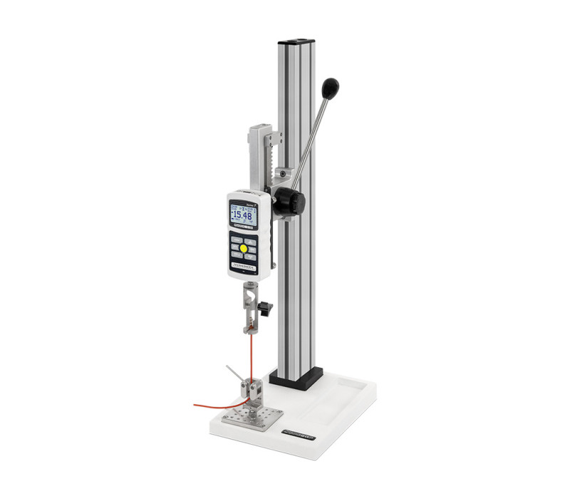De TSB100 wordt hier getoond in een typische toepassing voor het testen van draadkrimpschoennen, met een krachtmeter uit de Series 7, een G1001 draadklemgreep en een G1002 dubbele rolgreep.