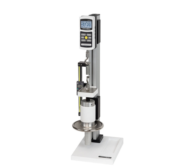 De TSC1000 verticale testbank wordt getoond in een trekveertest toepassing in combinatie met een serie 7 digitale krachtmeter, een set haken en optioneel digitaal afstand display.