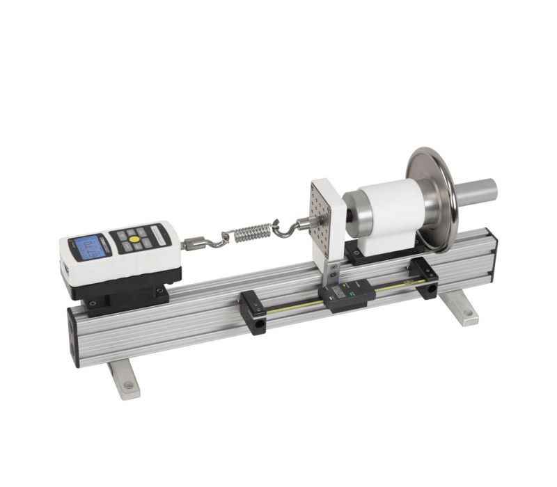 De TSC1000H horizontale testbank wordt getoond in een trekveertest toepassing met een serie 5 digitale krachtmeter, een set haken en optioneel digitaal afstand display.