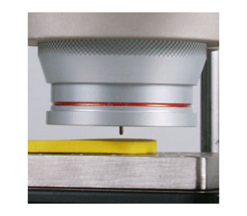 <b>PTS-HP Meetstatief</b><br><br>PTS tijdens een meting van een rubber object