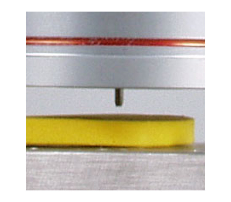 <b>PTS-HP Meetstatief</b><br><br>PTS tijdens een meting van een rubber object