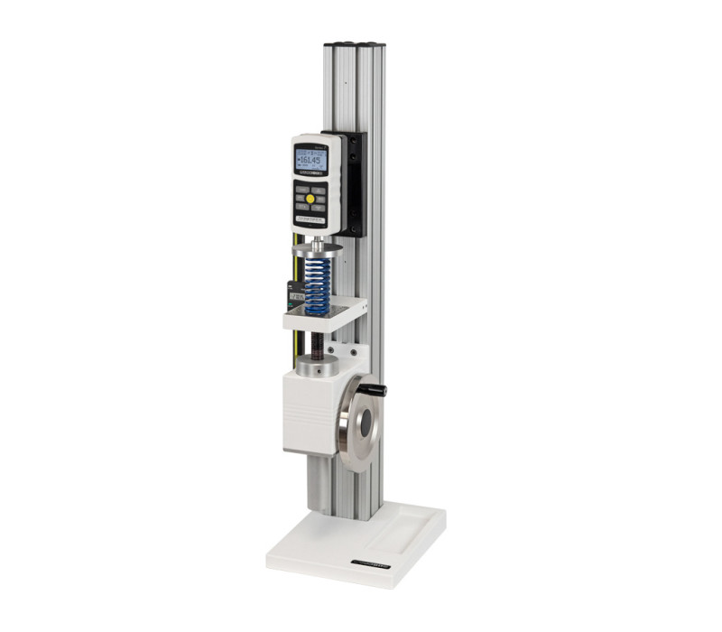 De TSF verticale trekbank tijdens een compressie meting met een M7-200 krachtmeter, compressieplaat en optionele afstandsmeter, TSF001, om tegelijk afstand en kracht te meten.