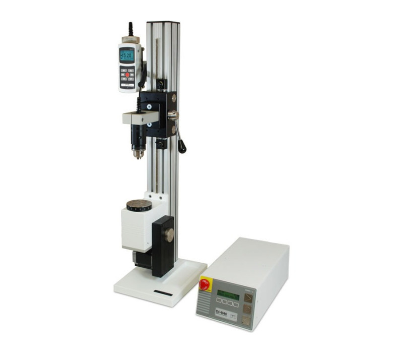 De CAP-TSTM-DC verticale geavanceerde torque-testopstelling, met M5I kracht-/torque-indicator en Serie R50 torque-sensor.