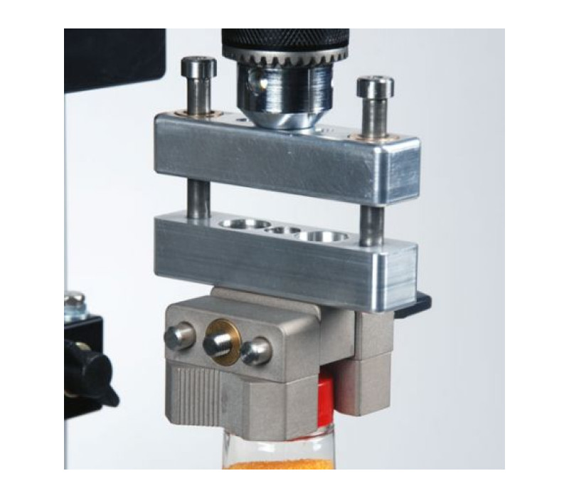 De AC1029 axiale compensator, afgebeeld gemonteerd tussen een serie R50 koppelsensor en G1053 V-Jaw grip, compenseert het hoogteverloop tijdens een test.