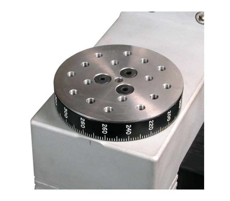 De 360 graden draaibare montageplaat bevat een matrix van schroefdraadgaten voor grip- en adaptermontage.