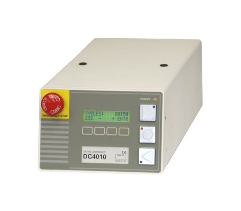 De DC-controller kan op enige afstand van het testframe worden geplaatst, wat het gemak biedt voor unieke testframe-montageconfiguraties. Het zorgt ook voor extra veiligheid bij bepaalde gevaarlijke toepassingen. Er zijn speciale CW-, CCW-, STOP- en noodstopknoppen aanwezig, samen met variabele functietoetsen om toegang te krijgen tot het menu en de instellingen van de standaard configuratie.