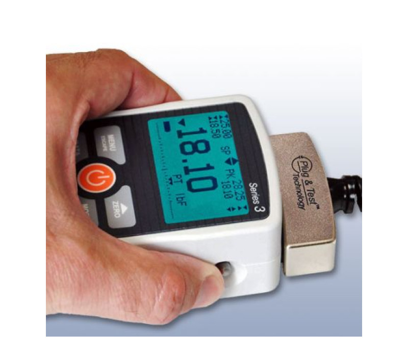 De Plug &amp; Test®-connector vergrendelt in de houder in de indicator wanneer deze volledig is ingebracht. Dubbele knoppen op de indicatorbehuizing maken de connector los voor eenvoudige verwijdering. Vergulde veercontacten zorgen voor een langdurige en betrouwbare verbinding. Sensoren worden apart verkocht.