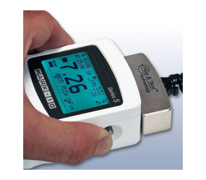 De Plug &amp; Test®-connector vergrendelt in de houder in de indicator wanneer deze volledig is ingebracht. Dubbele knoppen op de indicatorbehuizing maken de connector los voor eenvoudige verwijdering. Vergulde veercontacten zorgen voor een langdurige en betrouwbare verbinding. Sensoren worden apart verkocht.