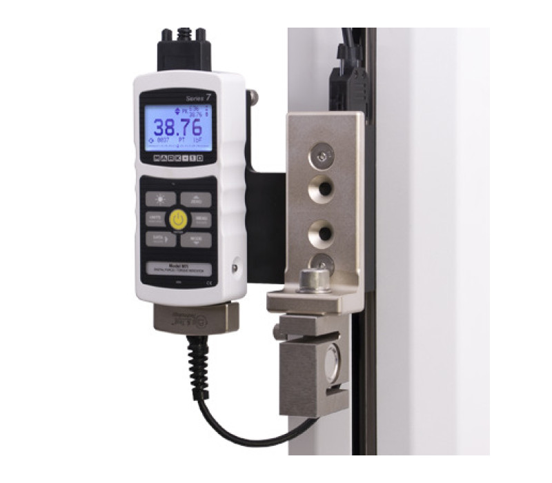 Optionele AC1062-montagekit past een serie R01-sensor aan op een ESM303-testbank.
