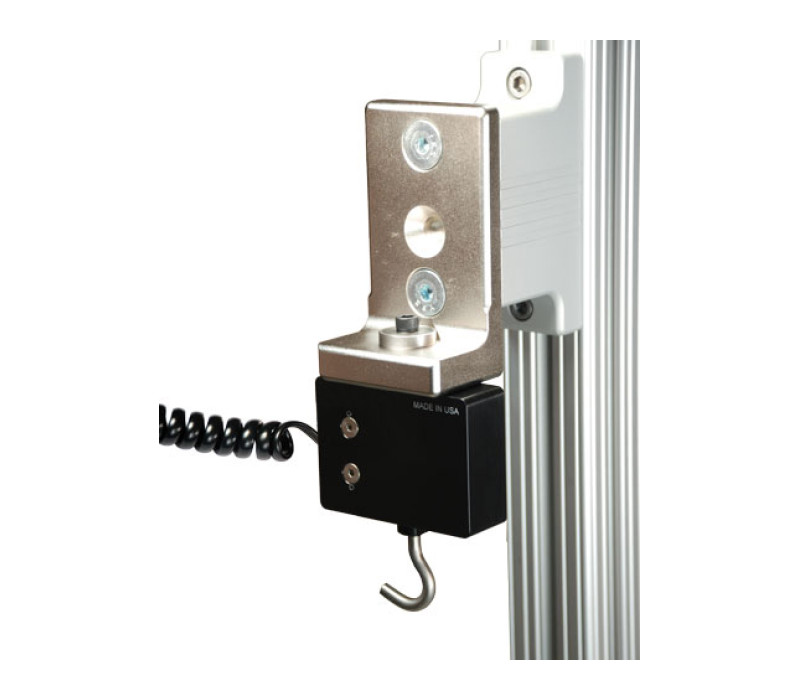 Series R03 sensor gemonteerd op een AC1018-beugel voor bevestiging aan een testbank.