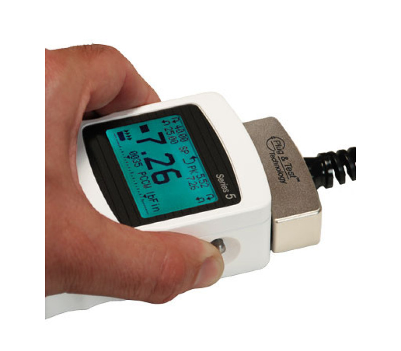 De Plug &amp; Test®-connector vergrendelt in de houder in de indicator wanneer deze volledig is ingebracht. Dubbele knoppen op de indicatorbehuizing maken de connector los voor eenvoudige verwijdering. Vergulde veercontacten zorgen voor een langdurige en betrouwbare verbinding. Sensoren worden apart verkocht.
