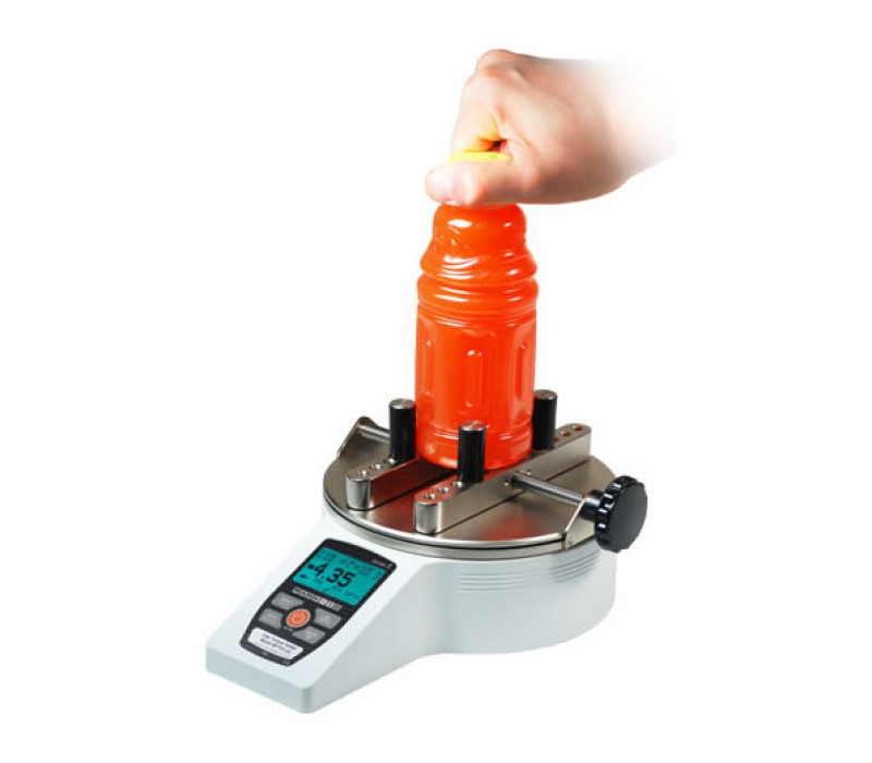 Om de TT01 tester te gebruiken plaats u de klemmen naar de vorm van de fles, draai deze vast met de knop en draai de flessendop los. De tester geeft huidige en piek-torsie voor vast- en losdraai richtingen.