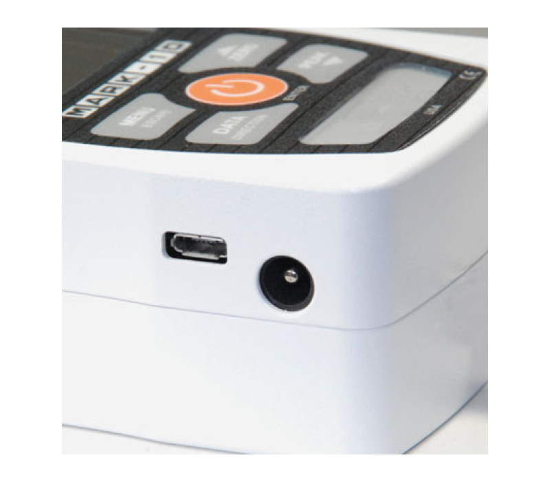 USB-connector en AC-voedingsingang zijn geplaatst aan de zijkant van de meterbehuizing.
