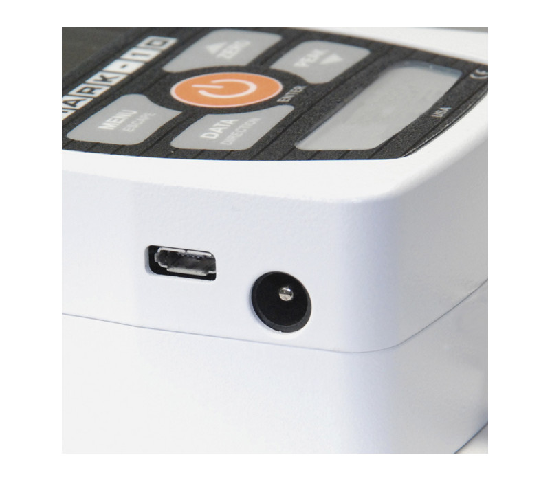 USB-connector en AC-voedingsingang zijn geplaatst in de zijkant van de meterbehuizing.