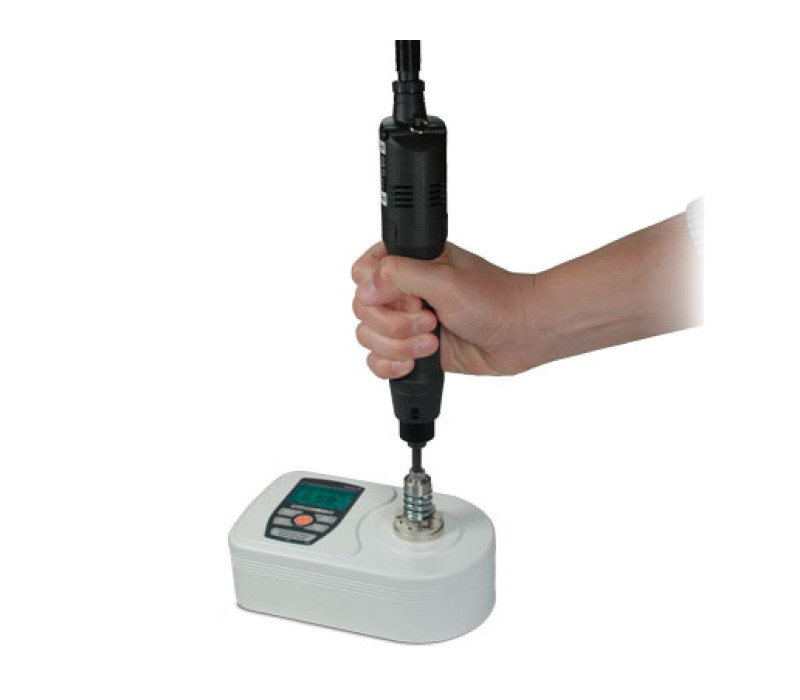 Typische toepassing waarbij een Power Torque Driver met optionele schroefsimulator wordt getest.