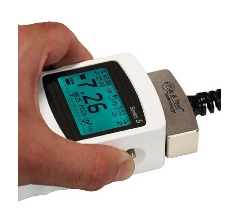 De Plug &amp; Test®-connector vergrendelt in de houder in de indicator wanneer deze volledig is ingebracht. Dubbele knoppen op de indicatorbehuizing maken de connector los voor eenvoudige verwijdering. Vergulde veercontacten zorgen voor een langdurige en betrouwbare verbinding. Sensoren worden apart verkocht.