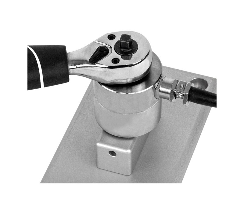 Een R55 torque sensor in een kalibratie toepassing met een AC1010 werkblad bevestiging set.