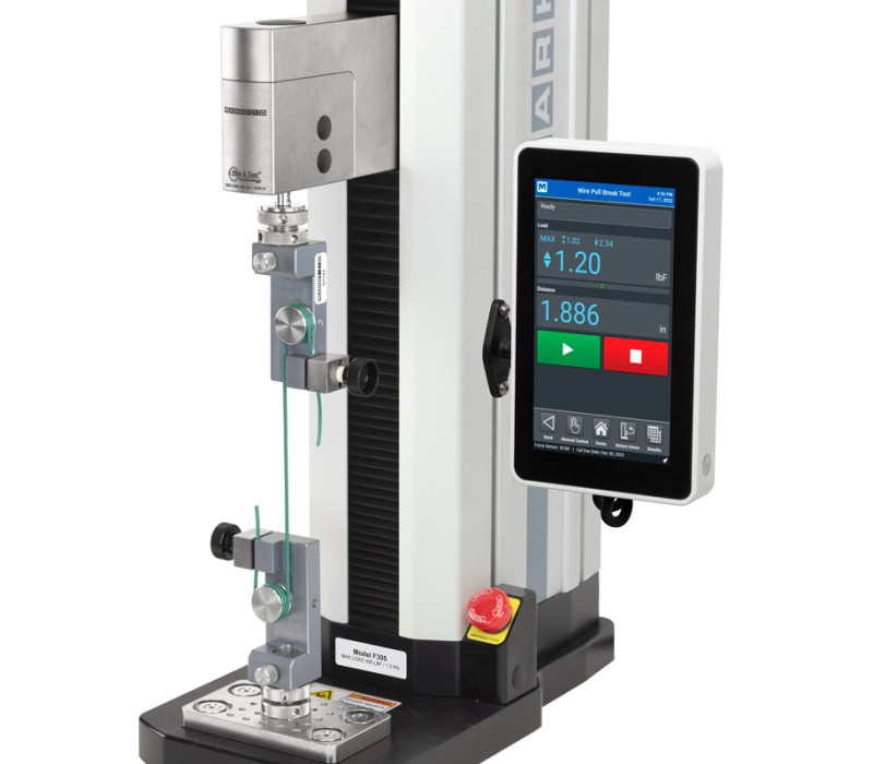 F305-EM-testframe met FS05 loadcel geconfigureerd voor een verticale trektest met twee G1103 draad-/touwgrepen.
