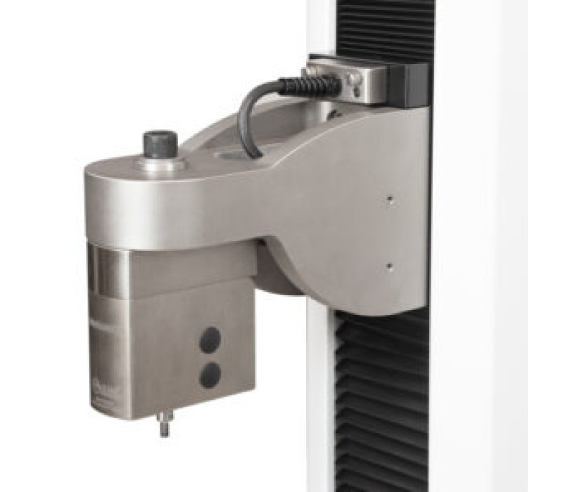 Een F1505 testbank weergegeven met een FS05-20 krachtsensor wordt aangesloten via een AC1083-adapter.