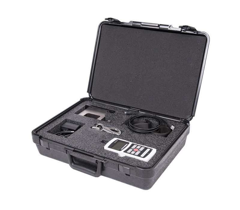 Een gevoerde draagkoffer biedt plaats aan de krachtmeter en alle accessoires.