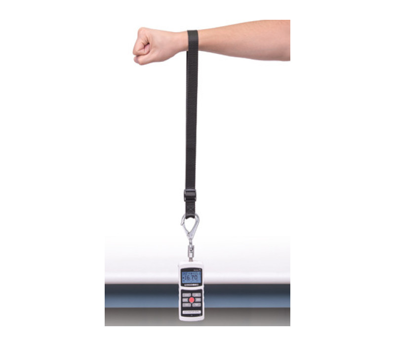 Krachtmeter aan de tafel gemonteerd met de montage set in een meting met gebruik van de trekband lus met verstelbare lengte in een verticale oriëntatie.
