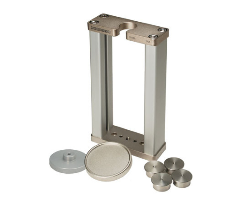 G1089 bevat vier blanco, boorbare roestvrijstalen voorgeboorde inzetstukken, cup plateau, compressieplaat met een diameter van 2 inch (51 mm) en hardware voor montage op de testbank.