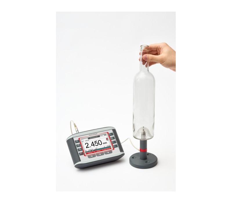 MiniTest FH met standaardsonde FH 4 in standaard voor het meten van de dikte van een glazen fles