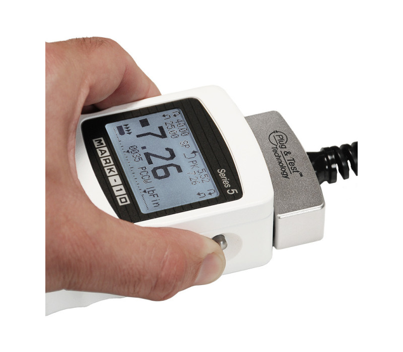 De Plug & Test®-connector vergrendelt in de houder in de indicator wanneer deze volledig is ingebracht. Dubbele knoppen op de indicatorbehuizing ontgrendelen de connector voor eenvoudige verwijdering. Vergulde veercontacten zorgen voor een langdurige en betrouwbare verbinding.