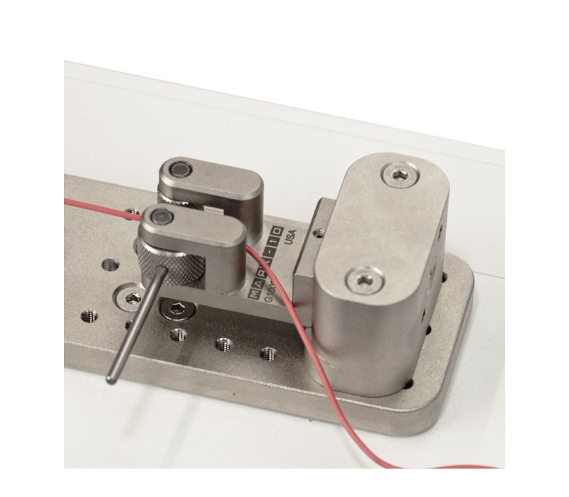 AC1133 Optionele dubbele rolgreep. Gekartelde nokrollen zetten het vrije uiteinde van de draad vast. Vervangt de standaard wiggreep. Gebaseerd op model G1002.