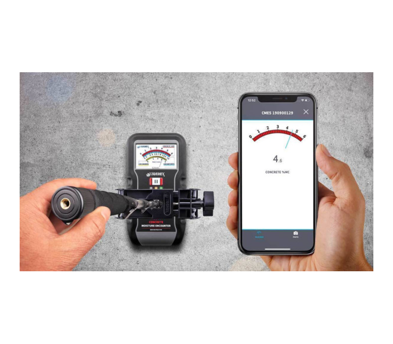 CEMX5 in combinatie met de verlengstang en de Tramex-app op een betonnen vloer